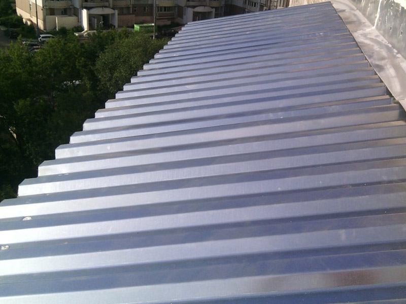 Крыша на балкон из оцинкованного профнастила